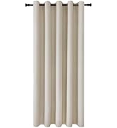 à œillets beige à plis verticaux, suspendu à une tringle à rideau noire. Le rideau semble être fait d'un tissu épais bloquant la lumière