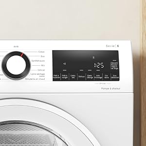 Photos des détails du panneau de commande et de la porte de la machine à laver blancs montrant l'affichage numérique et divers réglages de commande.