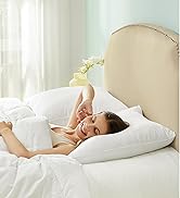 comprenant un oreiller moelleux et une tête de lit rembourrée beige avec garniture décorative en forme de tête de clou, un vase à fleurs sur la