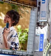 Scène de rue avec un parking extérieur visible.