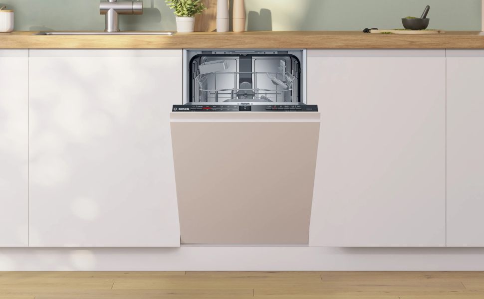 Intérieur de cuisine minimaliste moderne présentant des façades d'armoires blanches montées sur des murs beiges avec des lignes épurées et un design sans poignée.