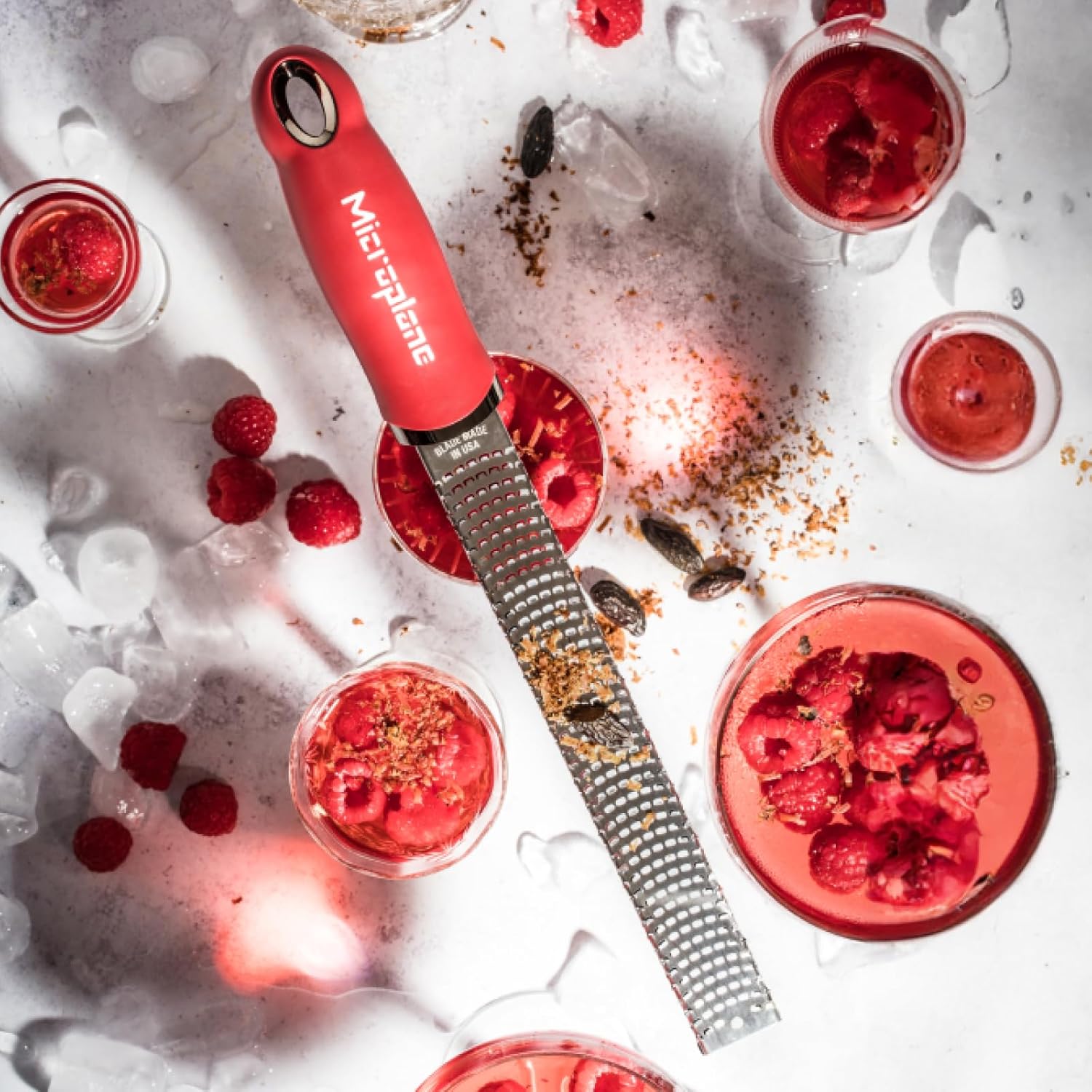 Microplane - Râpe à zesteur série fine - Rouge Grenade - Lame fine, idéale agrumes, parmesan, gingembre, chocolat - Fabr