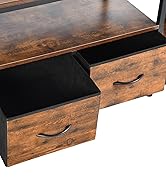 Table basse en bois avec deux tiroirs ouverts. La table a une finition marron vieilli. Les tiroirs présentent un intérieur noir et des poignées métalliques incurvées.