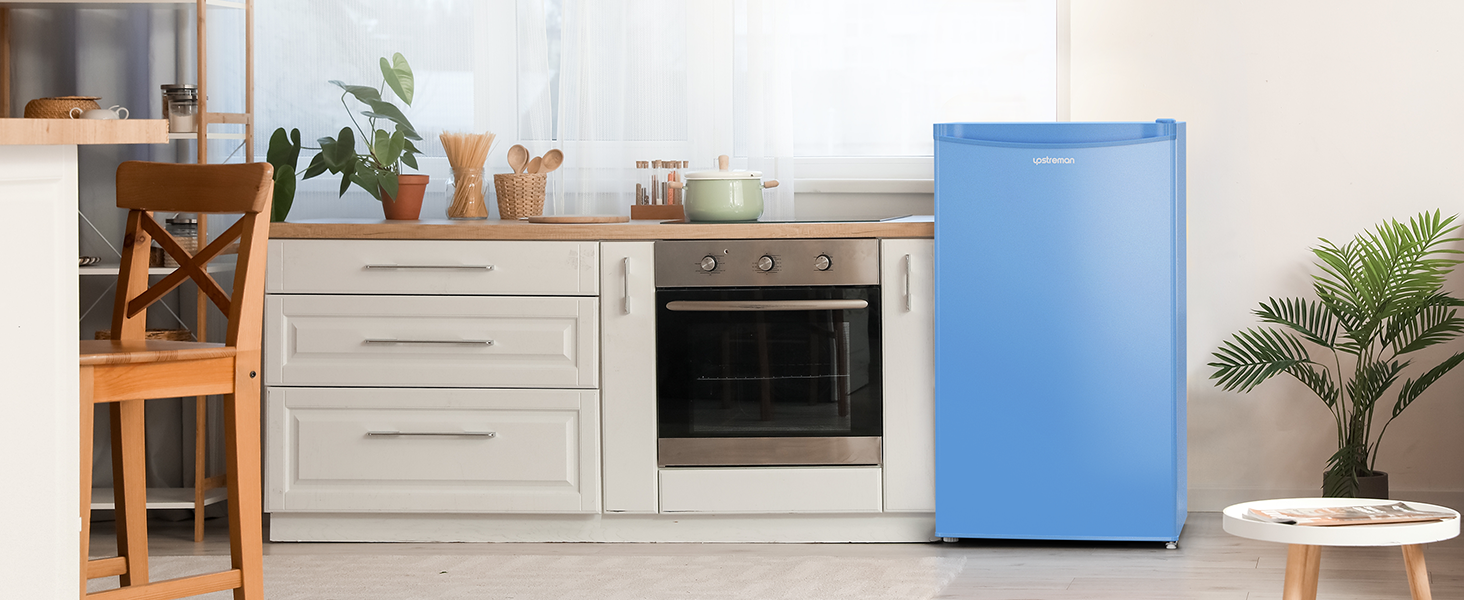 une cuisine avec un réfrigérateur bleu et un four bleu.