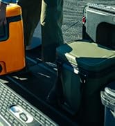 Gros plan de la montre connectée portée pendant que l'utilisateur interagit avec le clavier de l'ordinateur portable dans un environnement intérieur avec un éclairage chaud.