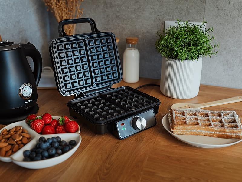 Série d'images montrant un gaufrier ou une presse à sandwich sur des surfaces en bois, avec différentes étapes de préparation des aliments visibles.