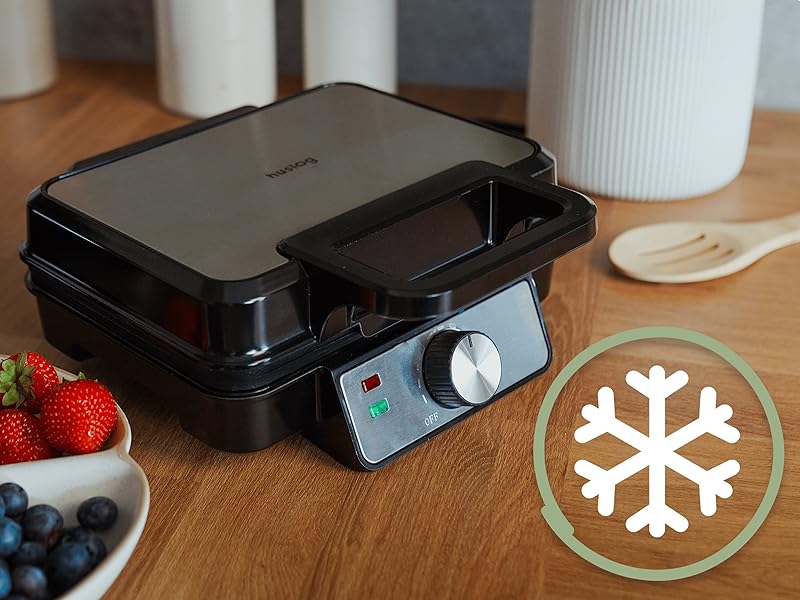 Le texte indique « CHARGEMENT AUTOMATIQUE ». Collection de photos de produits montrant un appareil électronique noir avec une icône en forme de flocon de neige, affiché sous différents angles sur des surfaces en bois à côté de tasses à café.