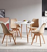 avec table ronde blanche et quatre chaises beiges. La table a des pieds en bois. Les chaises sont dotées d'assises moulées et de pieds en bois. Situé sur un tapis clair dans une chambre minimaliste.