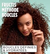 Le texte indique « FRUCTIS » et « BOUCLES DEFINIES & HYDRATES ». Images marketing présentant des démonstrations de produits pour cheveux bouclés avec des boucles foncées riches et définies sur fond vert menthe.