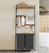 avec étagères en bois, structure en métal et paniers gris. Comprend un porte-serviettes, des compartiments de rangement et des objets de décoration exposés.