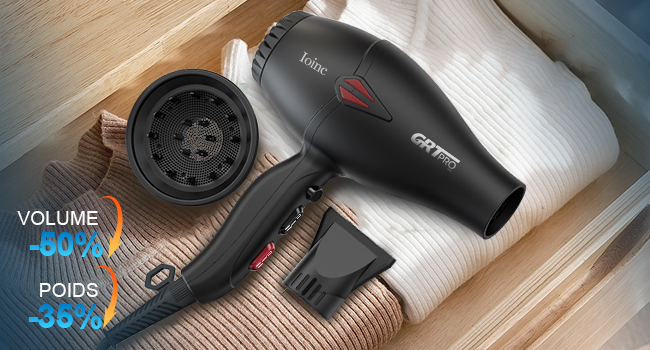 un sèche-cheveux noir et un sèche-cheveux sur une serviette.