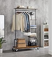 Porte-vêtements mobile avec étagères, présentant divers vêtements. Comprend des boîtes de rangement, un miroir et des objets de décoration, adaptés à l'organisation de la chambre ou du dressing.