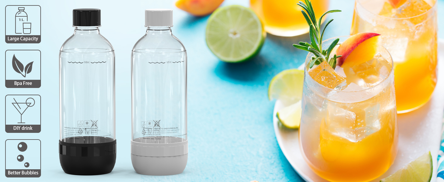 Photographie de produits lifestyle montrant des bouteilles en verre transparent au design minimaliste sur des arrière-plans lumineux avec des boissons aux agrumes et des éléments décoratifs.