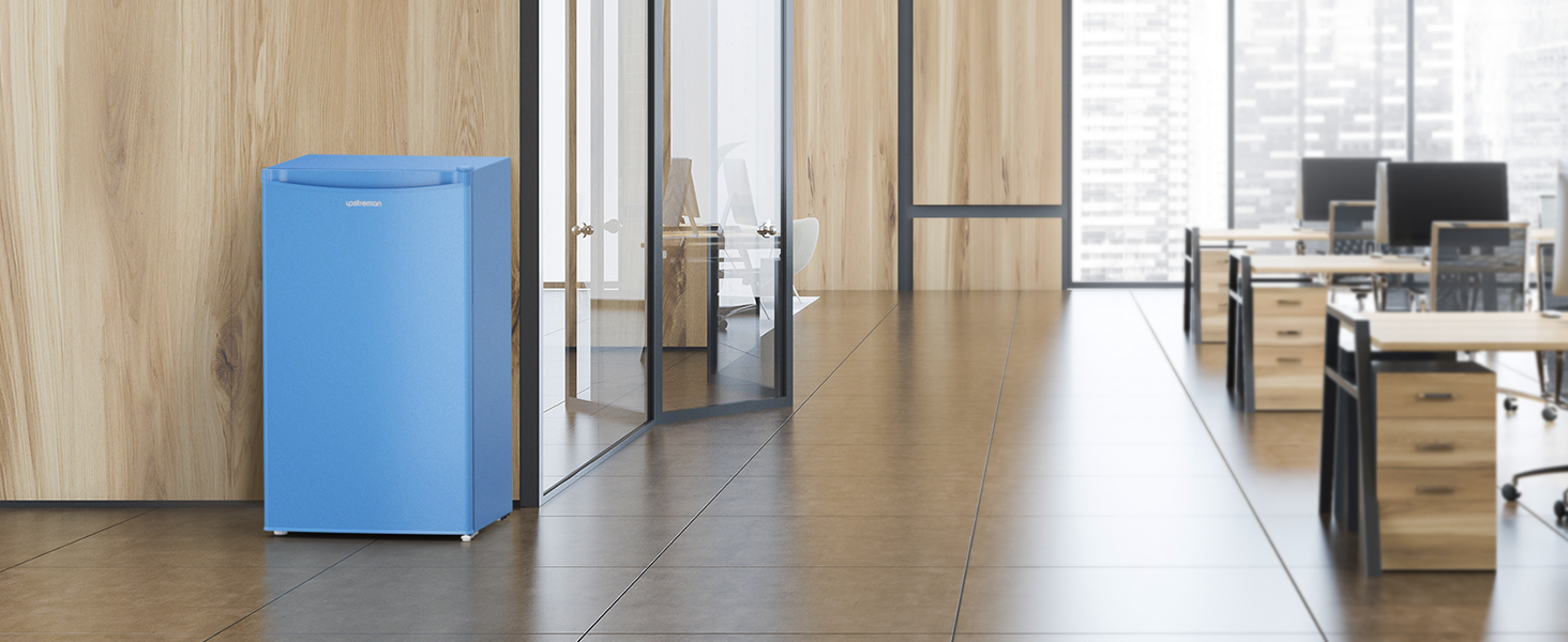 une porte vitrée dans un bureau