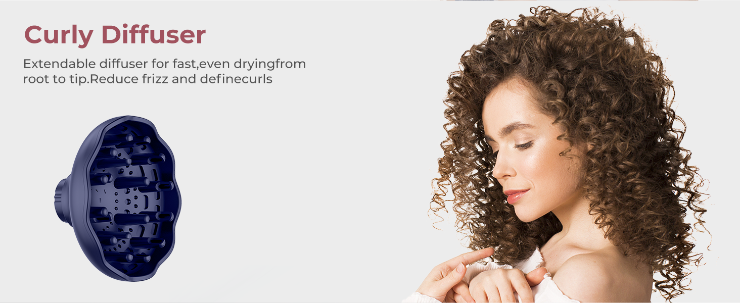 une femme attache ses cheveux avec un peigne.