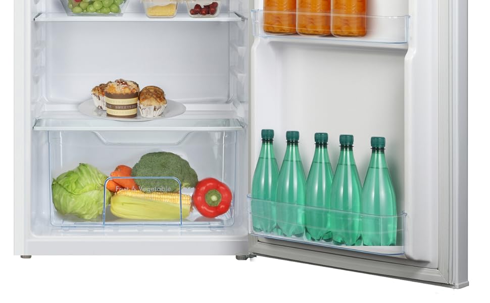 Réfrigérateur blanc compact à porte ouverte, avec des étagères intérieures remplies de divers produits alimentaires et boissons. Oeufs visibles sur l'étagère de la porte.