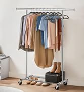 un porte-vêtements à roulettes et une étagère.