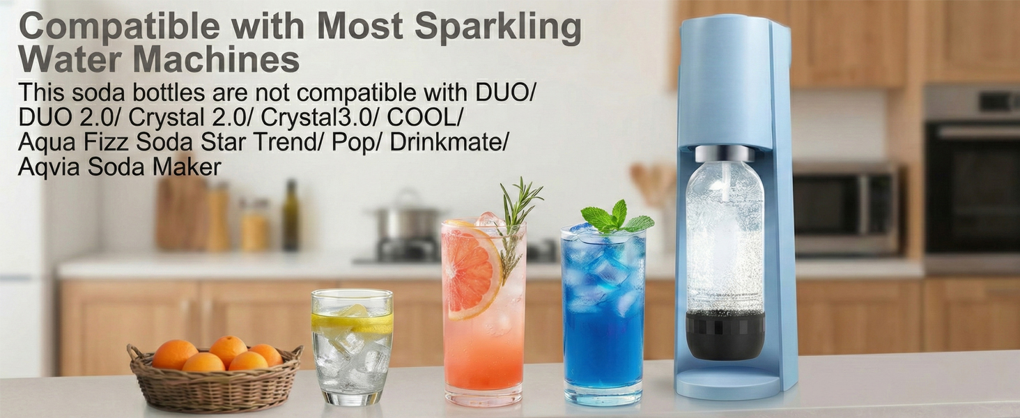 Le texte indique « Compatible avec la plupart des machines à eau gazeuse ». L'image montre diverses boissons colorées dans des verres avec des garnitures de fruits sur une surface en bois.