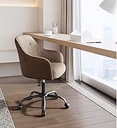 Espace de travail moderne avec chaise pivotante rembourrée beige, bureau en bois et éclairage naturel provenant de