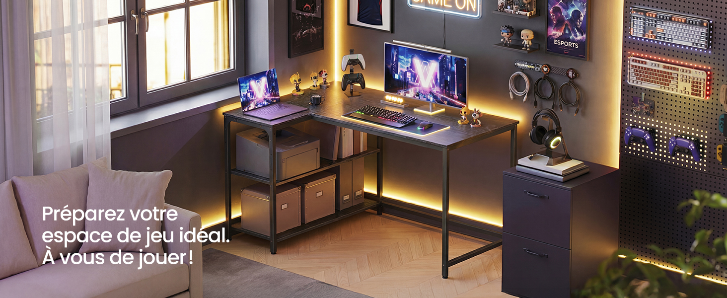 Le texte se lit comme suit : « À votre service ». Configuration de jeu montrant plusieurs moniteurs avec éclairage LED bleu dans une pièce sombre.