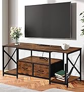 avec plateau en bois rustique, cadre en métal noir, deux tiroirs et étagères ouvertes. Grand téléviseur à écran plat monté au-dessus sur un mur blanc