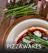 une assiette d'asperges et une assiette de pizza